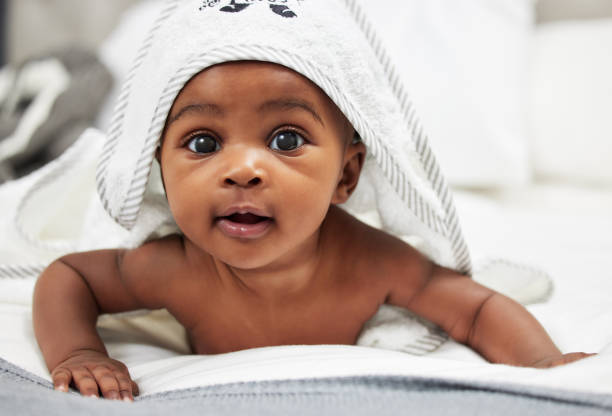 Bébé enveloppé dans une serviette